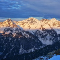 朝日に染まる穂高岳のモルゲンロートの写真