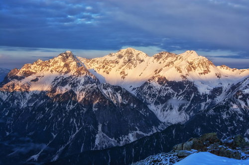 朝日に染まる穂高岳のモルゲンロート