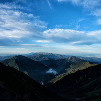 上高地を囲む山々と雲海の景色の写真