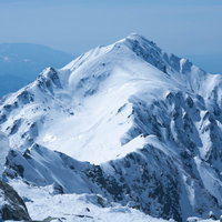 凍てつく三ノ沢岳の雪山山頂の積雪風景の写真
