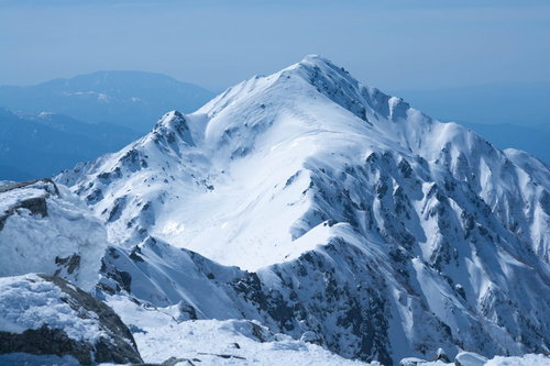 凍てつく三ノ沢岳の雪山山頂の積雪風景