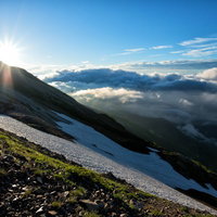 北アルプスの稜線歩き、朝日に照らされた登山道の写真