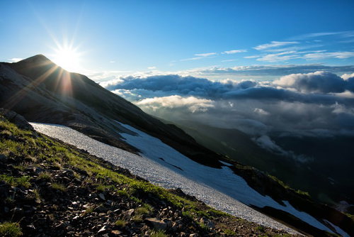 北アルプスの稜線歩き、朝日に照らされた登山道