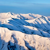 北アルプスの雪山が連なる雪景色の写真