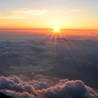 富士山頂の御来光と雲海に昇る朝日 早朝の絶景の写真