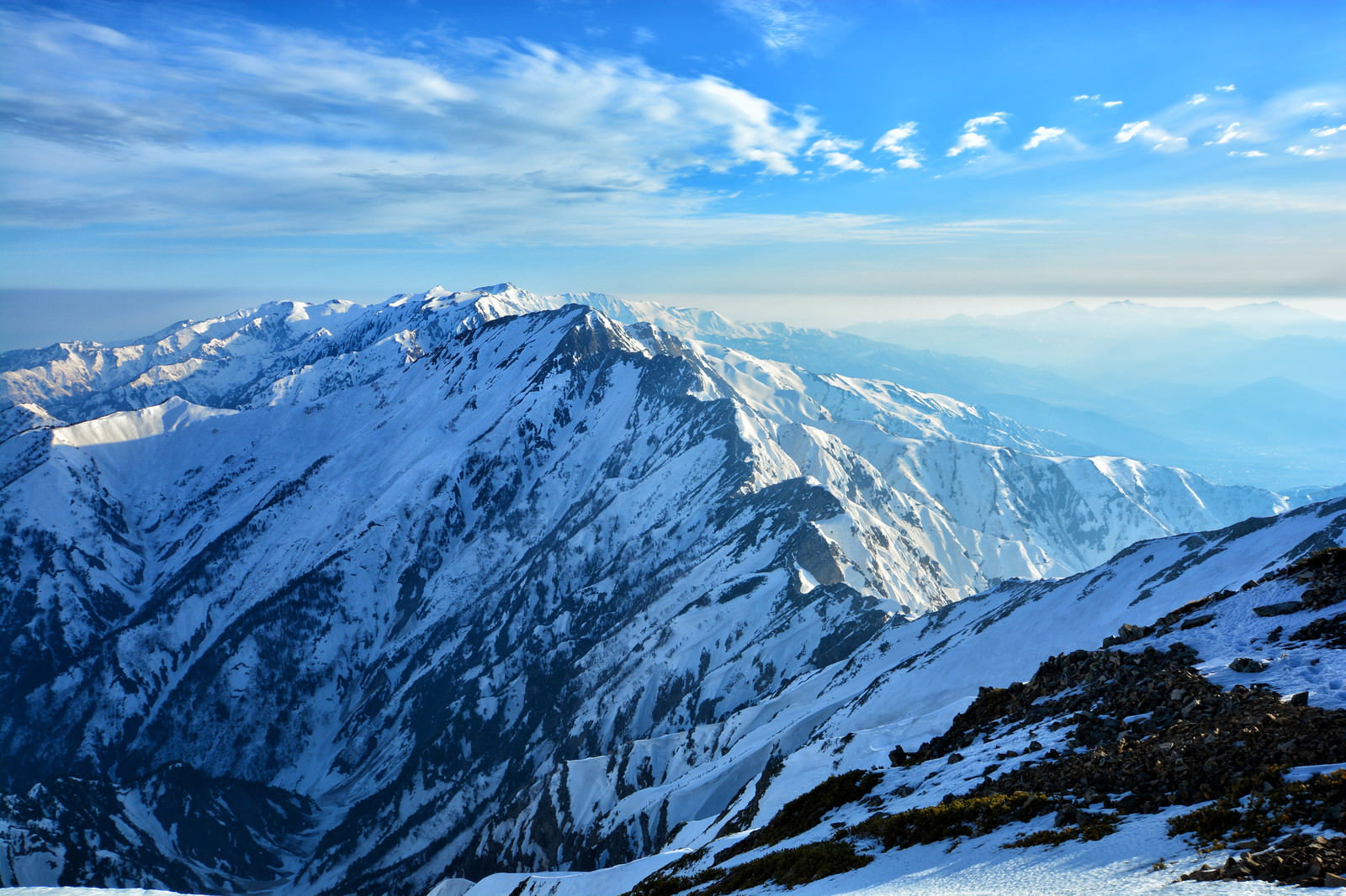残雪に覆われた五竜岳と八峰キレットの山岳風景