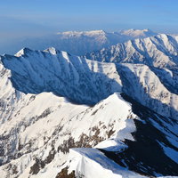 雪残る爺ヶ岳の北アルプス山並みの写真