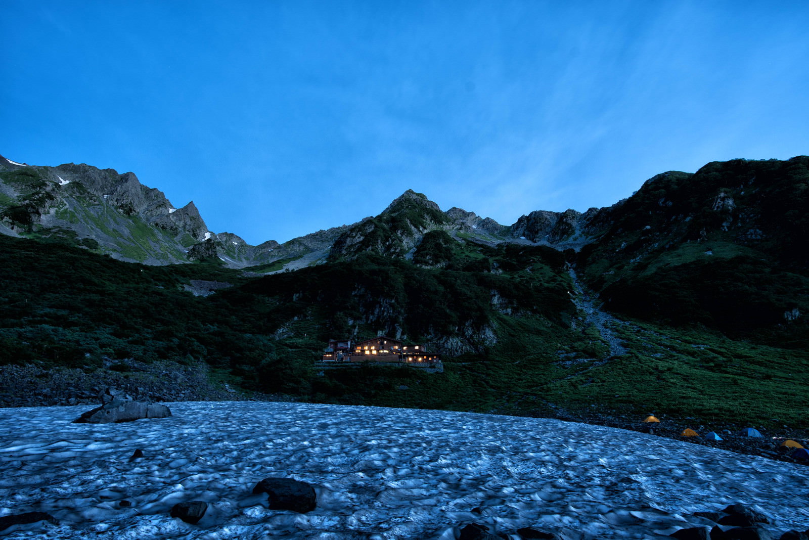 涸沢カール残雪期の薄明と雲海
