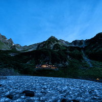 涸沢カール残雪期の薄明と雲海の写真
