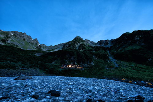 涸沢カール残雪期の薄明と雲海