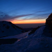 白馬山荘のシルエットが映える日没時の夕焼け空の写真