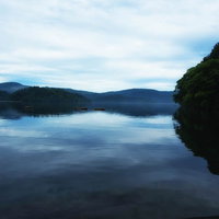 芦ノ湖に浮かぶボート - 神奈川の絶景湖面風景の写真