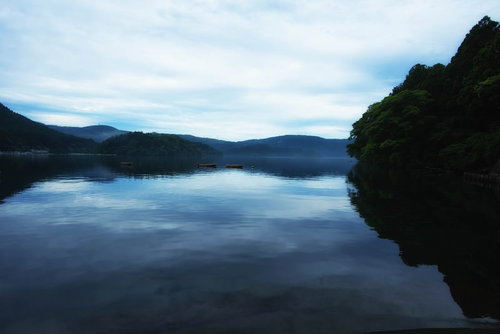芦ノ湖に浮かぶボート - 神奈川の絶景湖面風景