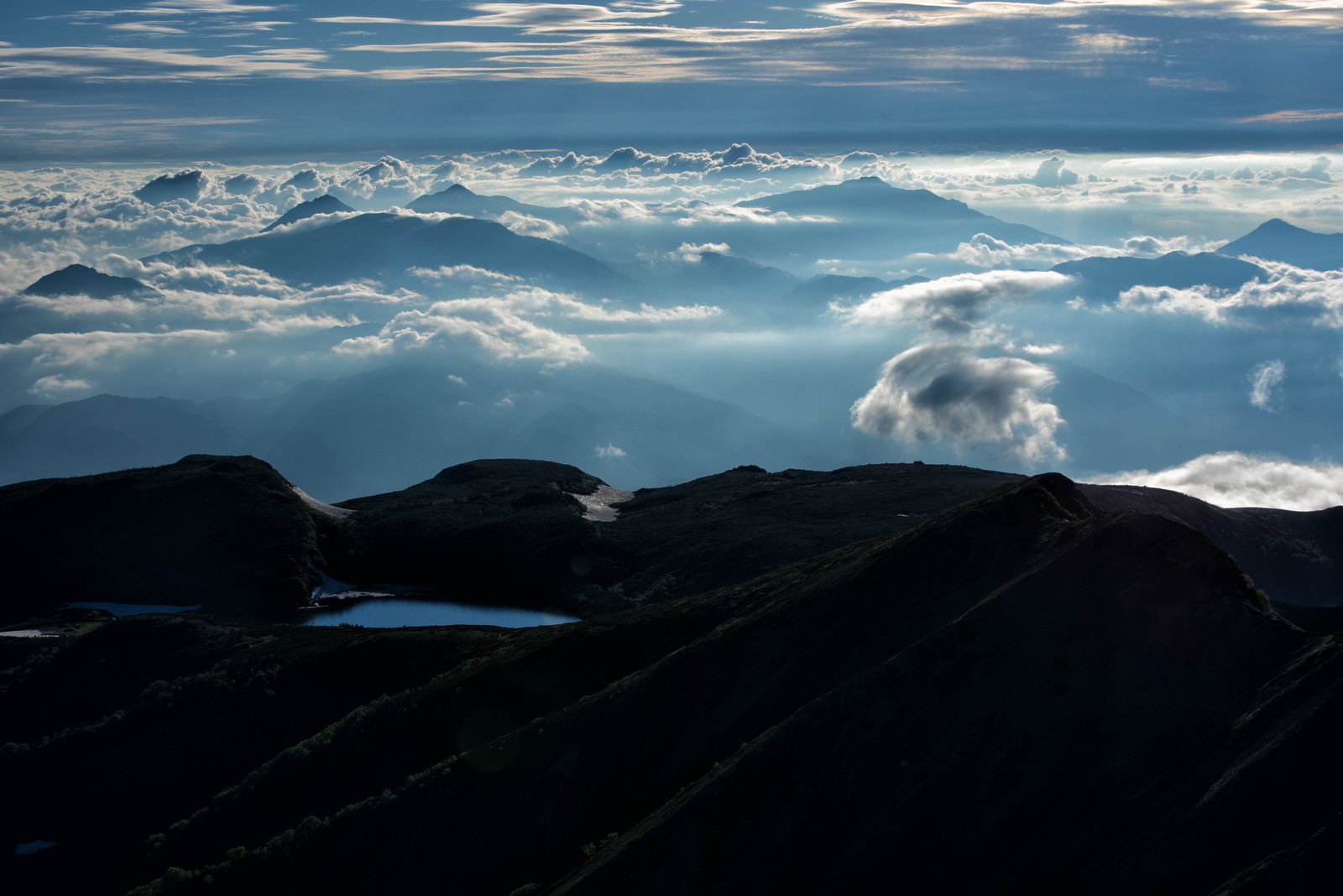 雲海の上に浮かぶ白馬大池と北アルプスの山々を捉えた風景