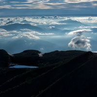 雲海に浮かぶ白馬大池と北アルプスの連なる山々の写真