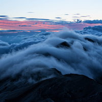 雲海に包まれた小蓮華岳の山頂 北アルプスの絶景朝焼けの写真