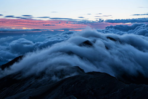 雲海に包まれた小蓮華岳の山頂 北アルプスの絶景朝焼け