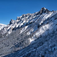 厳冬の横岳の雪山風景、雪に覆われた険しい山々の写真