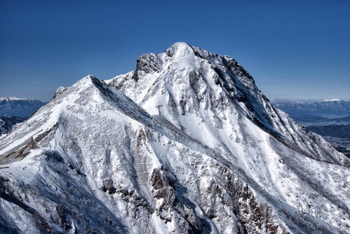 厳冬期の阿弥陀岳の雪山風景 南アルプスの険しい峰々