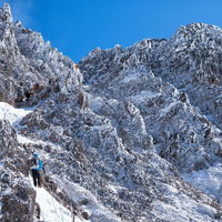 岩と氷の山に挑戦する登山者の冬山登山の写真
