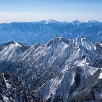 冬の権現岳と南アルプスの雪山連峰の写真