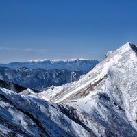 遥か彼方の中央アルプスと雪山の峰の写真