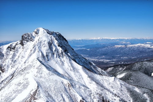 雪に覆われた阿弥陀岳と北アルプスの山並み