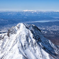 雪山からの眺め、阿弥陀岳の先に見る諏訪湖の写真