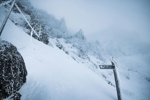 トレースの無い赤岳山頂直下の積雪岩場と指導標