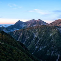 モルゲンロートに染まる穂高連峰の朝焼け、北アルプス飛騨山脈の雄大な山並みの写真