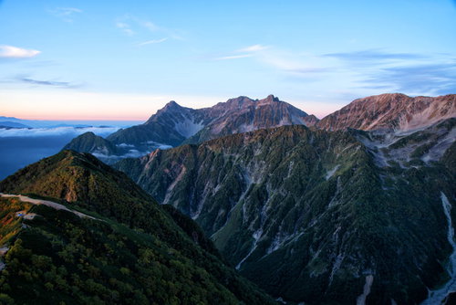 モルゲンロートに染まる穂高連峰の朝焼け、北アルプス飛騨山脈の雄大な山並み