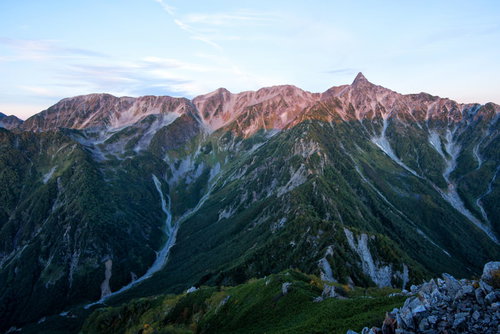 モルゲンロートを迎える槍ヶ岳の朝焼け（飛騨山脈）
