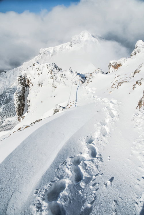 雪山の稜線に続くラッセルの跡と阿弥陀岳（八ヶ岳南部）