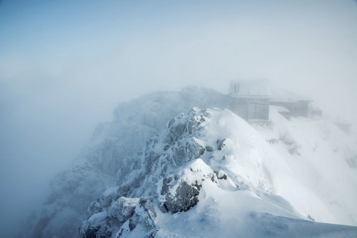 雲に飲まれた赤岳山頂、八ヶ岳連峰の積雪風景