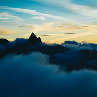 朝焼けに染まる雲海に浮かぶ槍ヶ岳のシルエットの写真