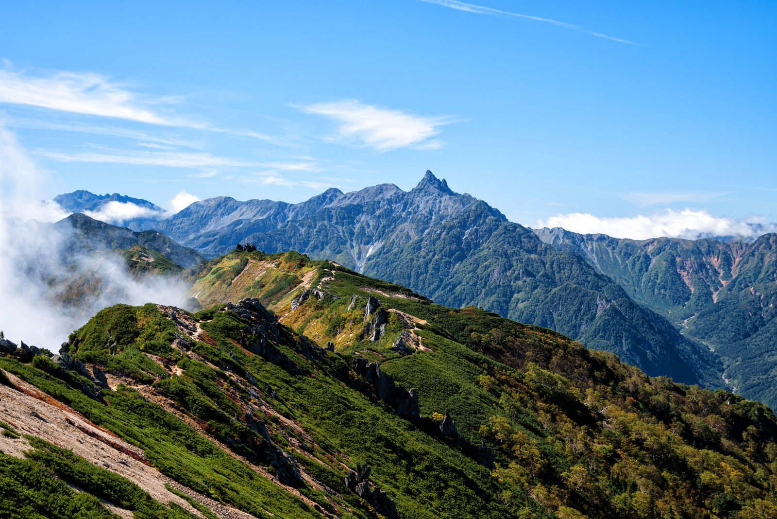 燕岳から槍ヶ岳へ続く表銀座縦走路を歩く登山者と北アルプスの山並み