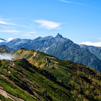 燕岳から槍ヶ岳を目指す北アルプス表銀座縦走路の尾根の写真