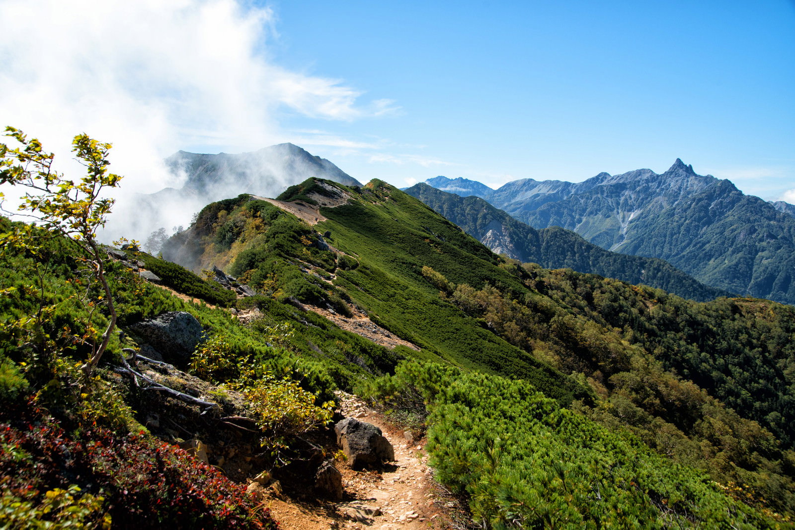 燕岳から大天井岳へと続く稜線の登山道と青空に浮かぶ雲
