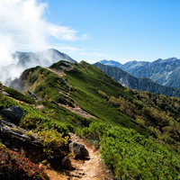 燕岳から大天井岳への稜線登山道 北アルプスの雲と青空の写真