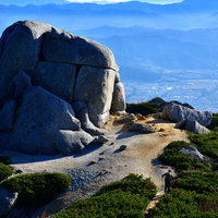 中央アルプスの巨大な駒石と登山者の風景 - 山岳地帯での登山シーンの写真