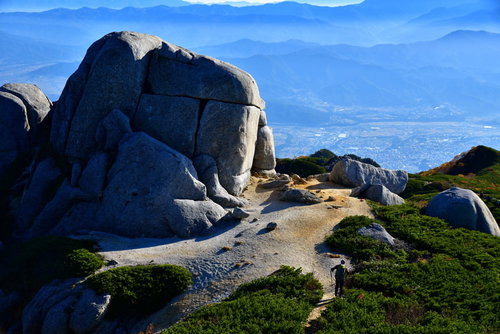 中央アルプスの巨大な駒石と登山者の風景 - 山岳地帯での登山シーン