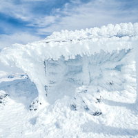 厳冬期の乗鞍岳剣ヶ峰に佇む積雪の御社と霧氷の写真