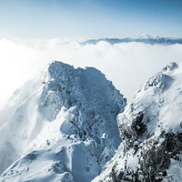 厳冬期の赤岳山頂からの絶景、八ヶ岳連峰の雪山風景の写真