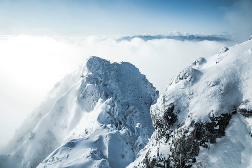 厳冬期の赤岳山頂からの絶景、八ヶ岳連峰の雪山風景