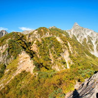 紅葉に染まる東鎌尾根の秋の稜線の写真