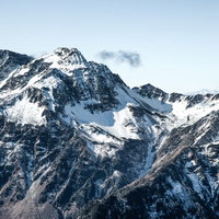 初冬の北穂高岳に雪化粧した岩肌と青空（北アルプス）の写真