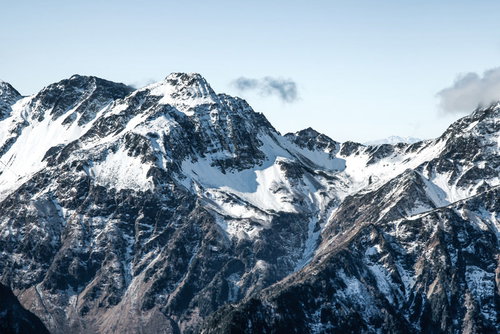 初冬の北穂高岳に雪化粧した岩肌と青空（北アルプス）