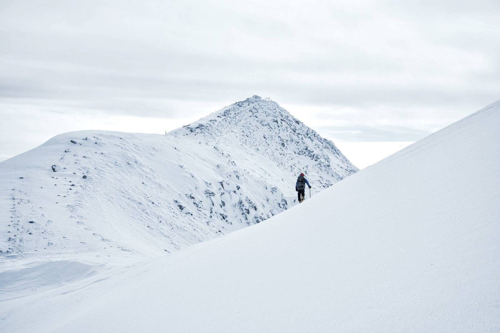 厳冬期の乗鞍岳で雪山登山をする登山者