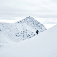 厳冬期の乗鞍剣ヶ峰を目指す登山者（飛騨山脈）の写真