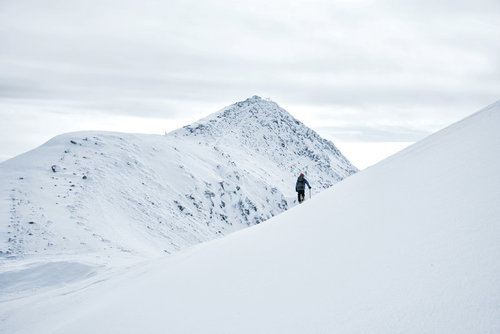 厳冬期の乗鞍剣ヶ峰を目指す登山者（飛騨山脈）